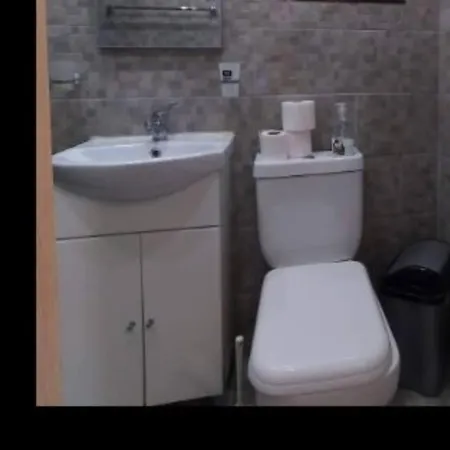 2 Bedroom Center Apartment *