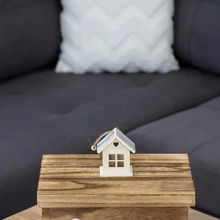 2 Bedroom Center Apartment *